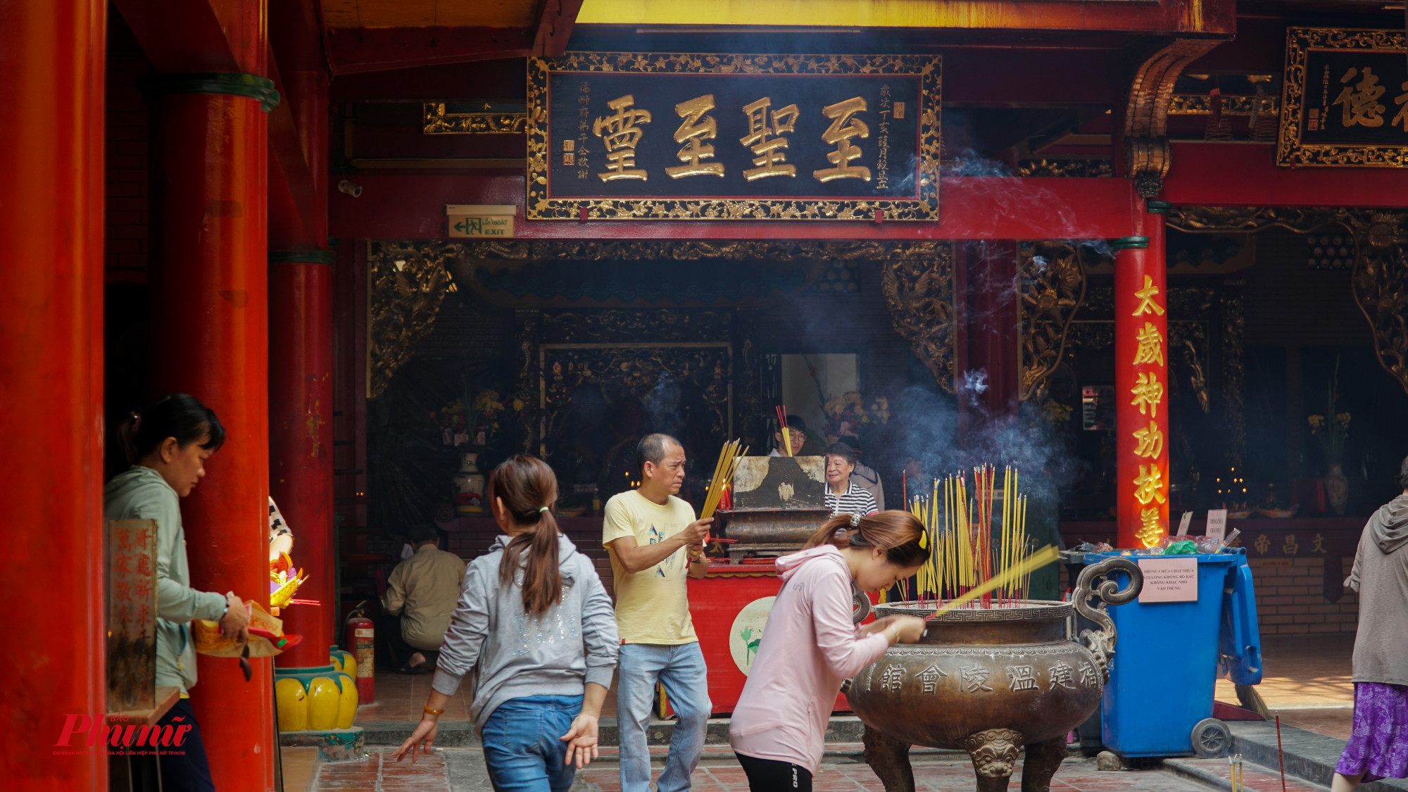 Người người đi chùa cầu ăn dịp Tết Nguyên Đán 202o