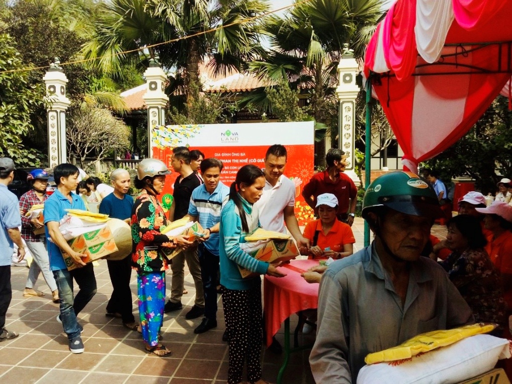 Tập đoàn Novaland: Lan tỏa yêu thương, xuân về hạnh phúc Hàng trăm phần quà tết trao tặng bà con có hoàn cảnh khó khăn tại xã Long Khánh, tỉnh Đồng Tháp do Tập Đoàn Novaland phối hợp cùng gia đình cô giáo Nhế tổ chức. Ảnh Novaland