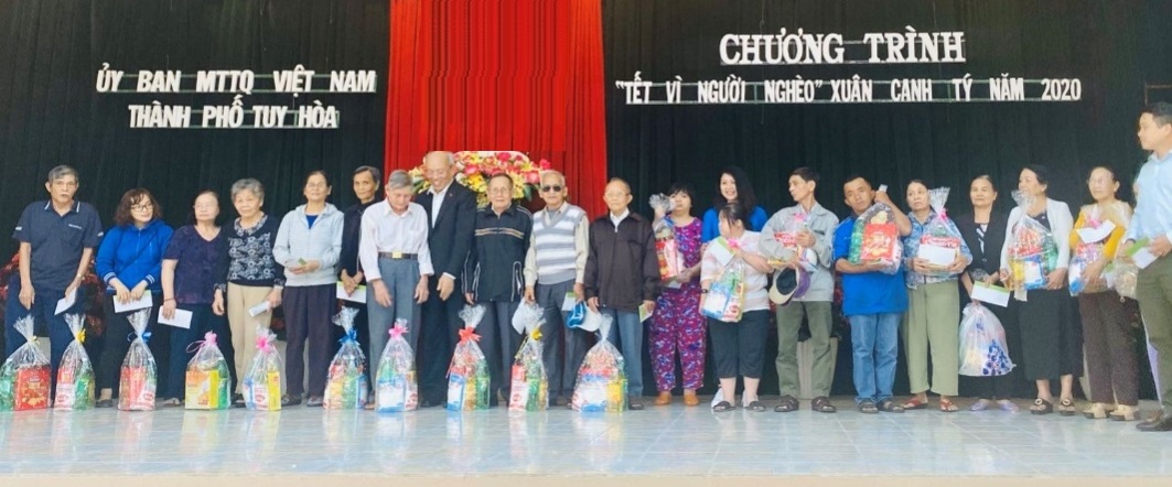 Tập đoàn Novaland: Lan tỏa yêu thương, xuân về hạnh phúc Tại tỉnh Phú Yên, Tập đoàn Novaland phối hợp cùng Hội đồng hương tỉnh và các địa phương như TP. Tuy Hòa, thị xã Sông Cầu, huyện Đông Hòa, Phú Hòa, Tuy An, Tây Hòa, Sông Hinh, Đồng Xuân đã tổ chức chương trình “Tết vì người nghèo” và trao tặng hơn 1.000 phần quà tết đến người khuyết tật, nạn nhân chất độc da cam/dioxin, gia đình có hoàn cảnh khó khăn trên địa bàn