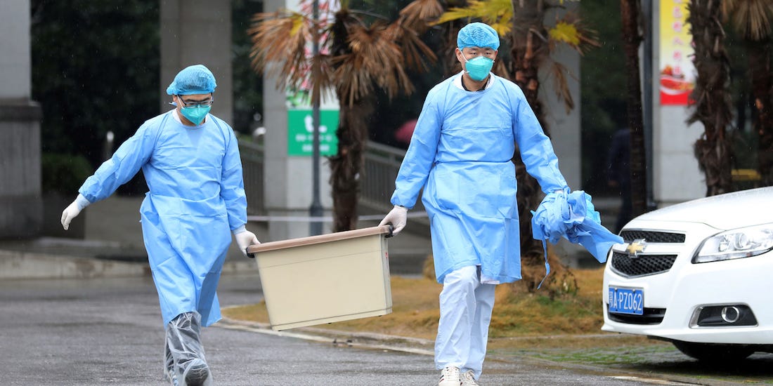 Trung Quốc xác nhận chủng cúm coronavirus mới có thể lây từ người sang người Quan chức y tế xác nhận virus viêm phổi có thể lây từ người sang người, bằng chứng là 14 nhân viên y tế nhiễm bệnh sau khi tiếp xúc bệnh nhân.