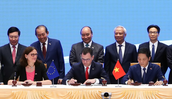 Ủy ban Thương mại châu Âu thông qua Hiệp định thương mại Việt Nam – EU Đại diện EU và Việt Nam ký kết Hiệp định EVFTA tại Hà Nội vào ngày 30/6/2019. Tuy nhiên Hiệp định vẫn cần Nghị viện châu Âu thông qua mới có hiệu lực.