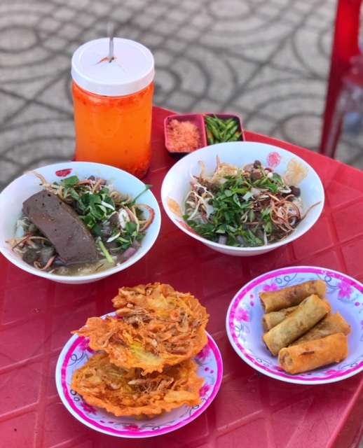 Về Trà Vinh, làm tô bún nước lèo thiệt đã! Về Trà Vinh, bạn phải ăn một tô bún nước lèo để hít hà vị mắm