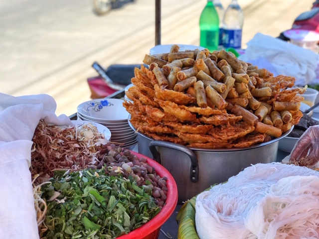 Về Trà Vinh, làm tô bún nước lèo thiệt đã! Các xe, gánh bán bún nước lèo xuất hiện khắp các khu chợ, con đường lẫn nhà hàng sang trọng ở Trà Vinh