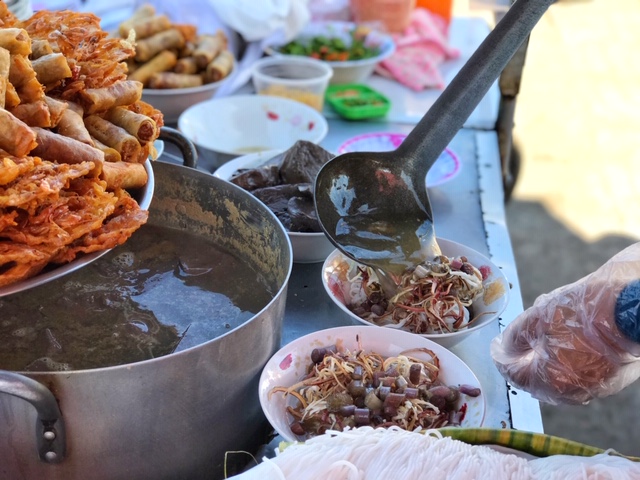 Về Trà Vinh, làm tô bún nước lèo thiệt đã! Bún nước lèo được nấu từ mấm bò hóc có vị đậm, nước đục hơn bún mắm