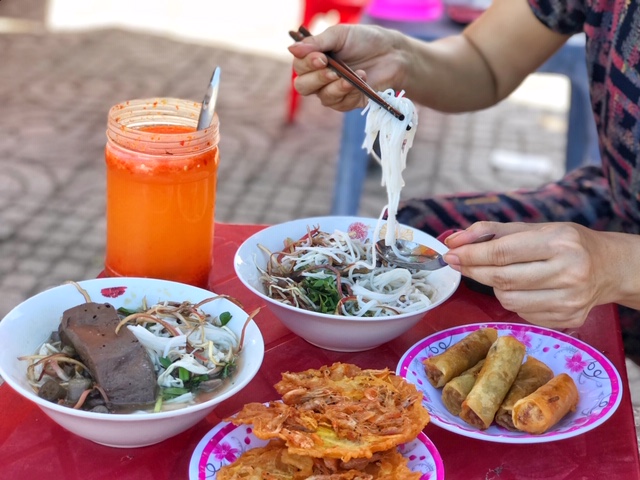 Về Trà Vinh, làm tô bún nước lèo thiệt đã! Trộn đều bún rau, cho thêm nửa vá dấm, dầm thêm trái ớt hiểm thì chỉ có thể vừa ăn vừa hít hà vì đã!