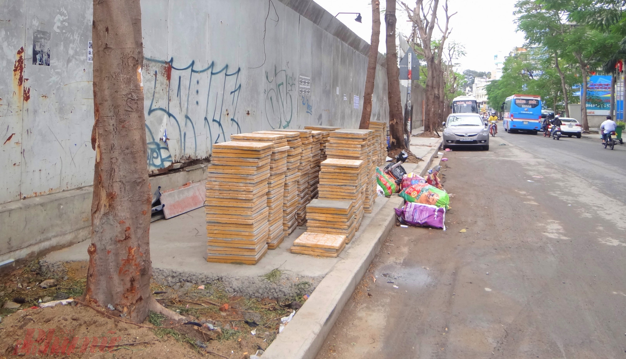 Vì sao cây xanh Sài Gòn sợ … Tết? Tình trạng bê tông hóa vỉa hè làm cho cây xanh trên đường phố Sài Gòn không còn không gian thấm nước, cây khó sinh trưởng bình thường.