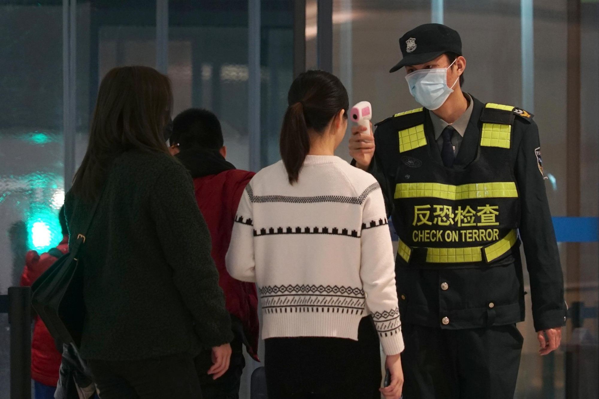 Chủng virus mới tại Vũ Hán có thể biến đổi và thích nghi để lây truyền Nhân viên an ninh tăng cường kiểm tra nhiệt độ và sức khỏe hành khách tại các sân bay ở Trung Quốc.