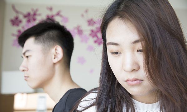 Nhiệt tình đón Việt kiều về ăn tết, rồi tiu nghỉu khi nhận quà Vợ tức tối khi con tôi chỉ nhận được lì xì bằng anh chị em họ trong khi mìmình bỏ công sức và tiền bạc ra để đưa đón hai bác suốt cả tuần