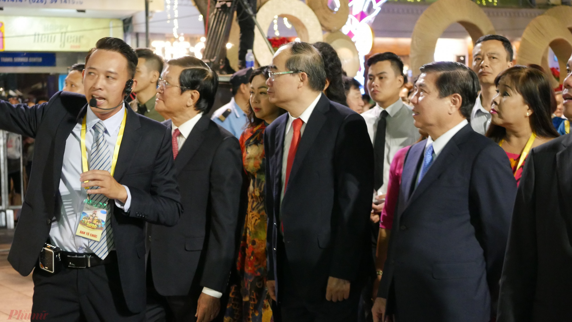 Toàn cảnh đường hoa Nguyễn Huệ Xuân Canh Tý 2020 mở cửa đón người dân thưởng ngoạn Các vị lãnh đạo tham quan Đường hoa Nguyễn Huệ