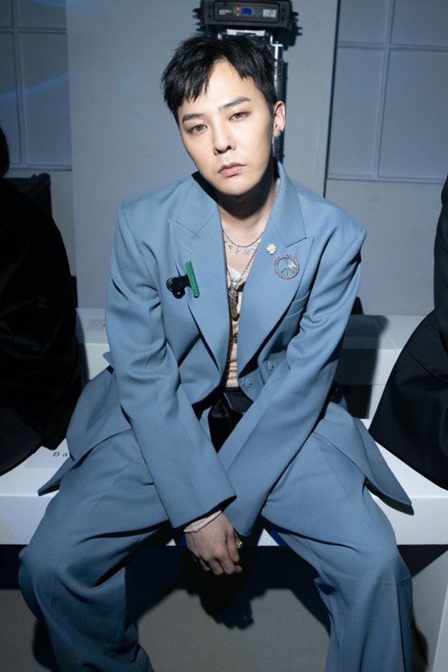 G-Dragon diện áo nữ cùng bạn gái tin đồn dự show thời trang G-Dragon nam tính trong bộ suit xanh.