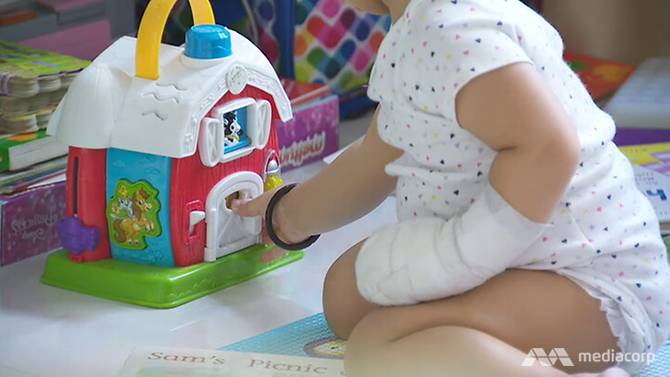 Người giúp việc cố tình nhúng tay bé gái 16 tháng tuổi vào nước sôi, gây bỏng độ 2 Bé gái 16 tháng tuổi có thể cần cấy ghép da để không ảnh hưởng khả năng cử động bàn tay.