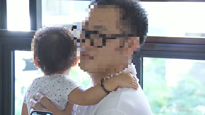 Người giúp việc cố tình nhúng tay bé gái 16 tháng tuổi vào nước sôi, gây bỏng độ 2 Người cha cho biết anh chưa từng thấy vết bỏng nào nghiêm trọng như của con gái mình.