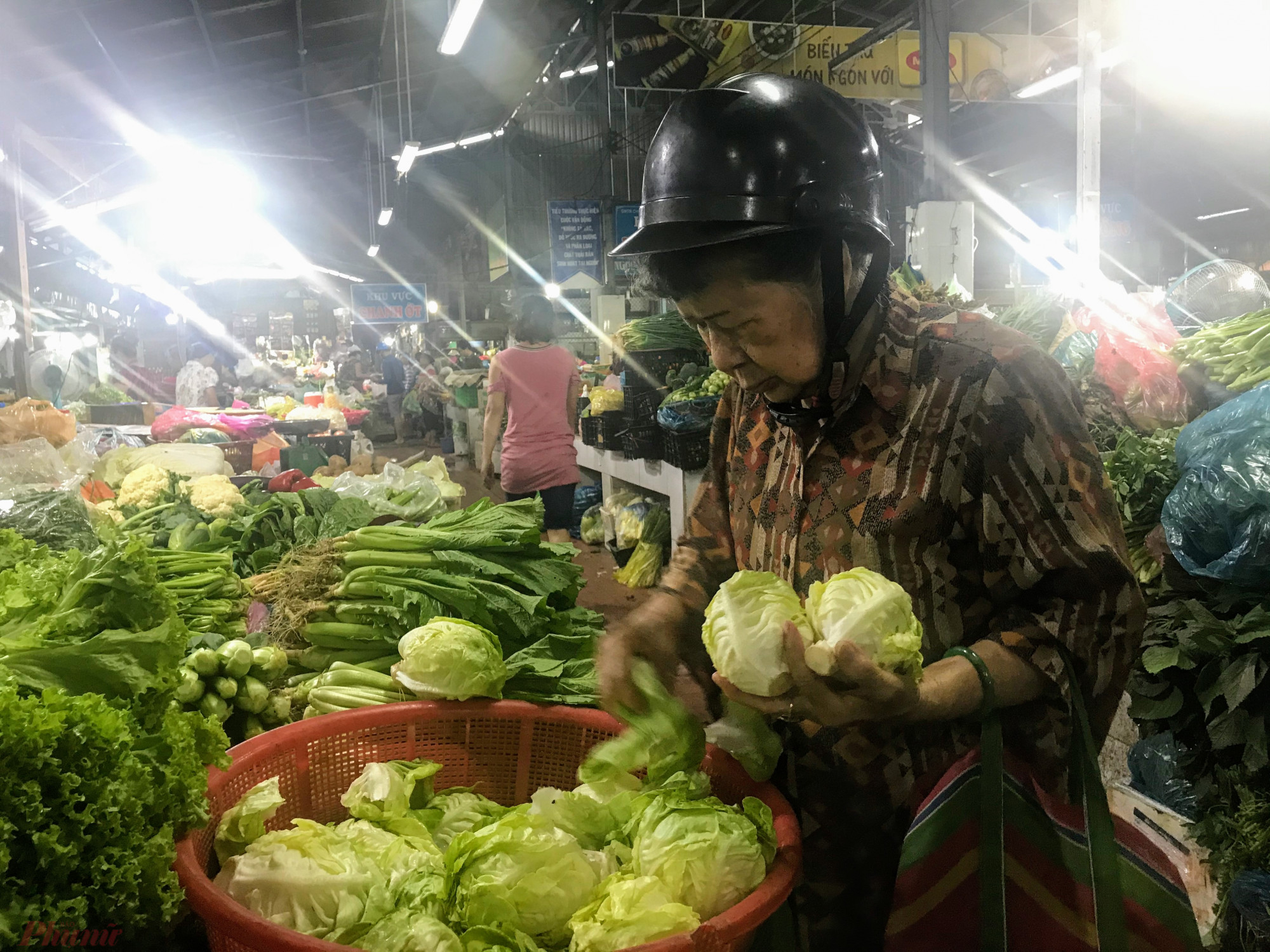 Rau, củ giá gấp đôi; một số loại trái cây tết lại rẻ như bèo Rau xanh tại chợ dân sinh giá tăng cao, một số mặt hàng tăng giá gấp đôi