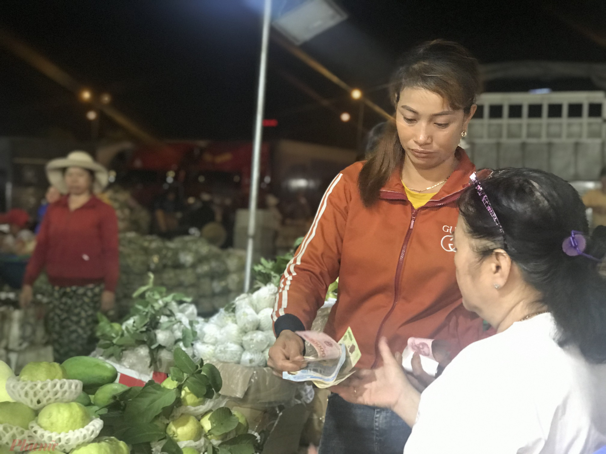 Rau, củ giá gấp đôi; một số loại trái cây tết lại rẻ như bèo Những ngày này, không khí mua sắm tết tấp nập từ chợ đầu mối đến chợ dân sinh