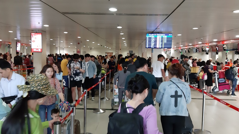 Sân bay Tân Sơn Nhất ngày 28 Tết: Lo 'vỡ tổ' khi xác lập kỷ lục gần 1.000 chuyến Hành khách sếp hàng dài