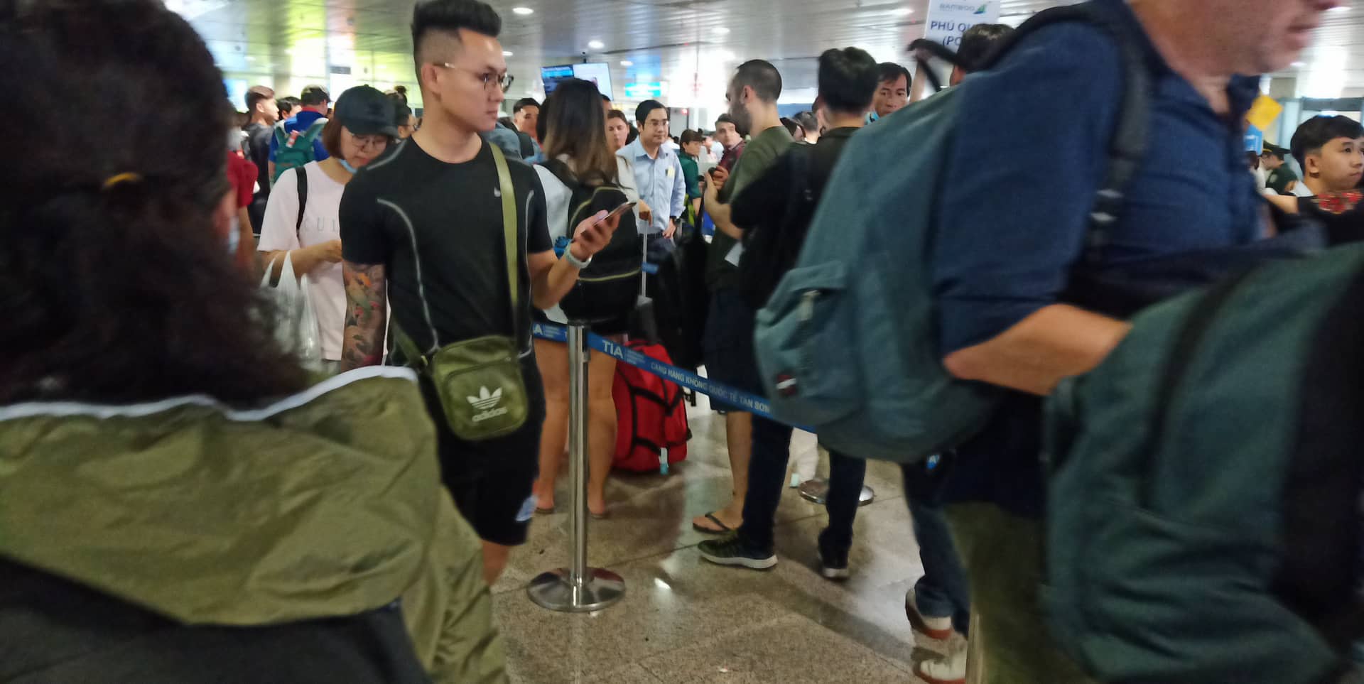 Sân bay Tân Sơn Nhất ngày 28 Tết: Lo 'vỡ tổ' khi xác lập kỷ lục gần 1.000 chuyến Hành khách nối dài, không gian vô cùng ngột ngạt