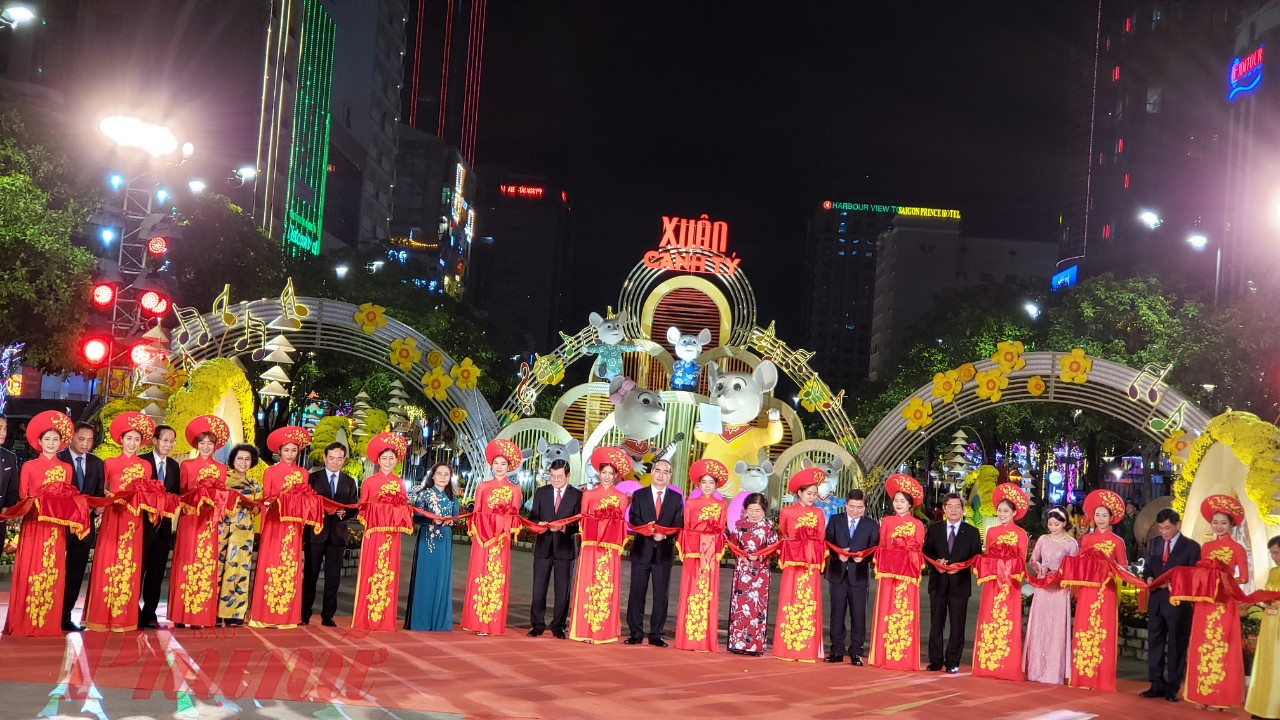 Toàn cảnh đường hoa Nguyễn Huệ Xuân Canh Tý 2020 mở cửa đón người dân thưởng ngoạn Các vị lãnh đạo thực hiện nghi thức cắt băng khai mạc Đường hoa Nguyễn Huệ Xuân Canh Tý 2020