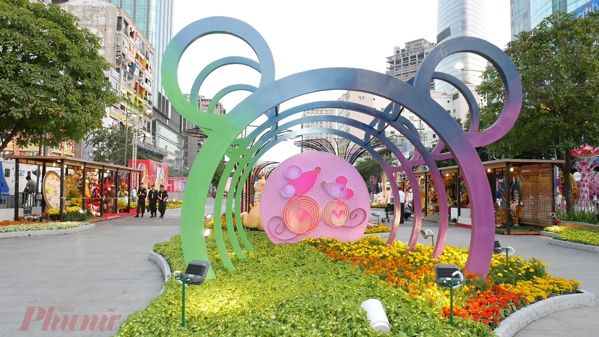 Toàn cảnh đường hoa Nguyễn Huệ Xuân Canh Tý 2020 mở cửa đón người dân thưởng ngoạn
