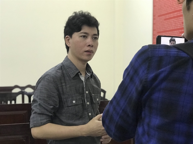 Ca sĩ Đàm Vĩnh Hưng và nhạc sĩ Trường Nhân hòa giải sau vụ kiện tác quyền dai dẳng Nhạc sĩ Trường Nhân trong phiên xử sơ thẩm tại TAND Q.10 vào sáng 27/12/2019.