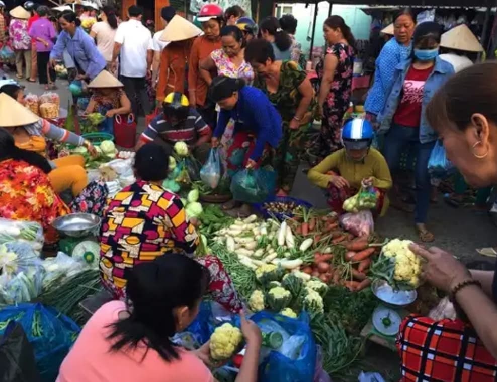 Về quê đi chợ là thấy hương vị tết Mua đầy giỏ mong một năm luôn đủ đầy, sung túc. Ảnh: Internet
