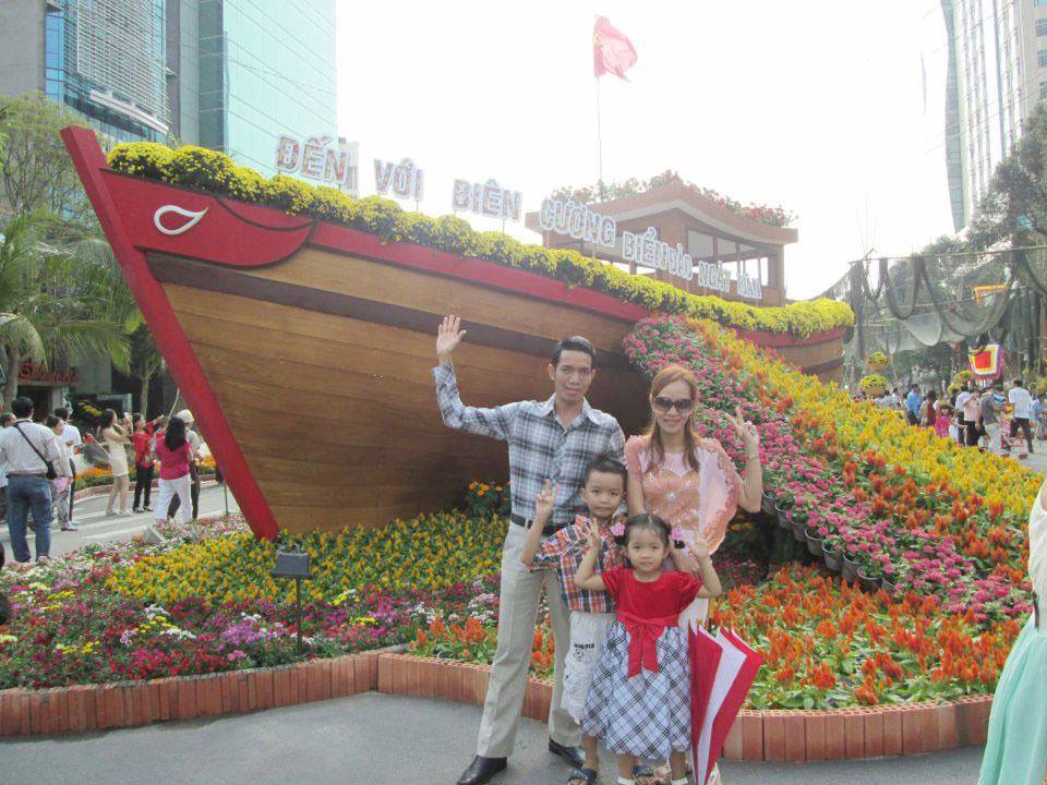 Tôi mê ăn tết Sài Gòn Du xuân trên đường hoa Nguyễn Huệ. Ảnh: Ngọc Lan