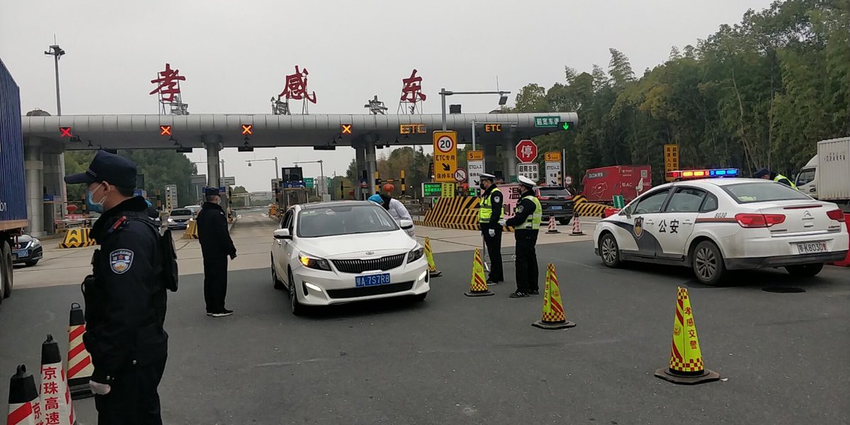 Trung Quốc quyết định phong tỏa thêm thành phố và thị trấn gần Vũ Hán để ngăn cản dịch bệnh Các chuyến xe ra và vào thành phố bằng đường bộ vẫn được lưu thông nhưng cần trải qua quy trình kiểm tra nghiêm ngặt.