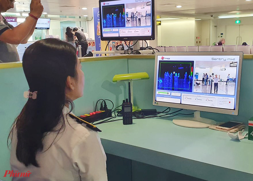 Sở Y tế TPHCM 'trực chiến' tại sân bay Tân Sơn Nhất chống virus corona Thắt chặt an ninh, kiểm soát hành khách khi đến Việt Nam.