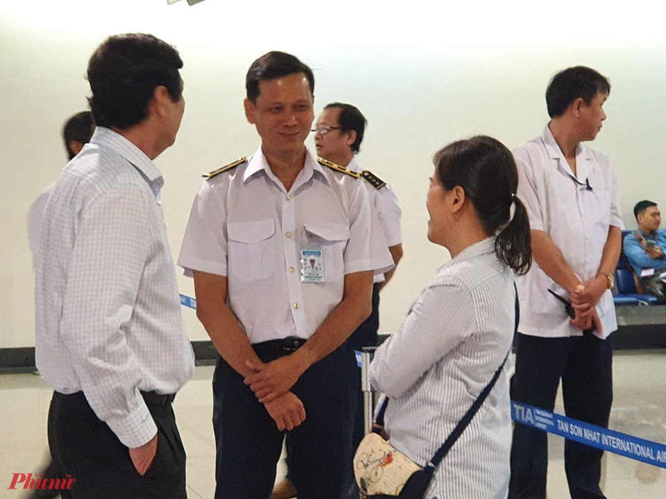 Sở Y tế TPHCM 'trực chiến' tại sân bay Tân Sơn Nhất chống virus corona Nhân viên an ninh tại sân bay Tân Sơn Nhất TPHCM trao đổi với bác sĩ Hưng về công tác phòng, chống dịch.