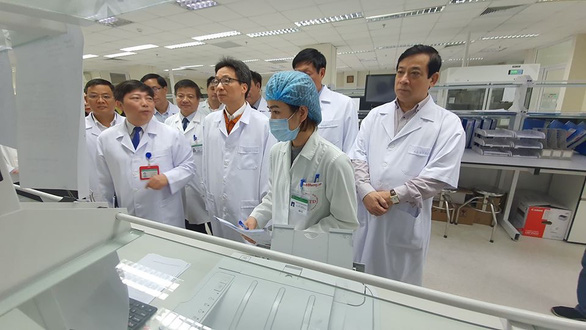 Trở về từ Vũ Hán, nữ sinh phải nhập viện ở Hà Nội vì nghi nhiễm virus corona Phó Thủ tướng Vũ Đức Đam (thứ 3 từ phải) kiểm tra phương tiện xét nghiệm tại Bệnh viện Bệnh nhiệt đới Trung ương - Ảnh: BYT