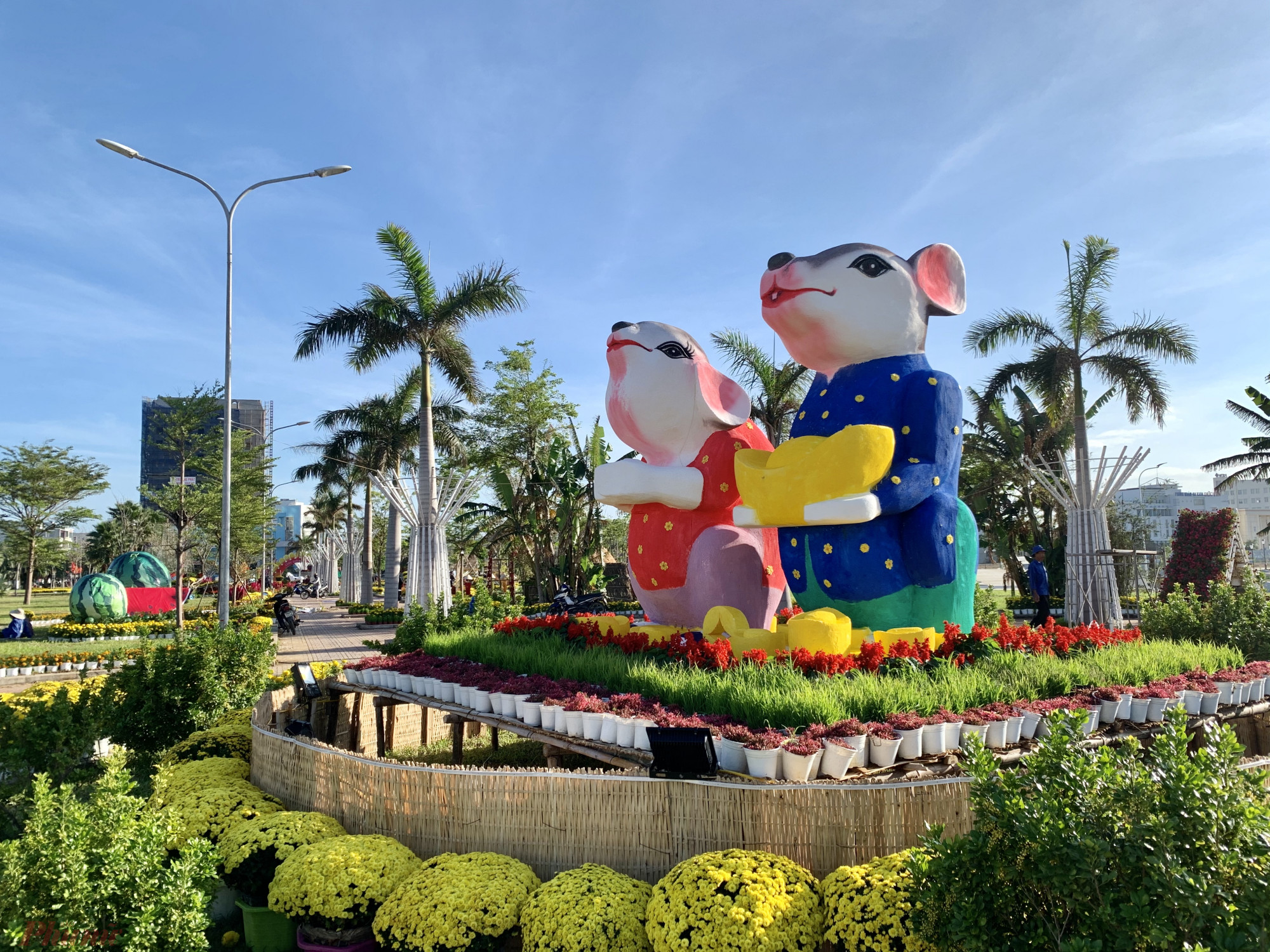 ‘Ông’ Tí trong văn hoá dân gian: lanh lợi, đại diện phú quý, sung túc Hình ảnh cặp chuột được cách điệu đặt tại công viên trung tâm thành phố Tuy Hoà, Phú Yên