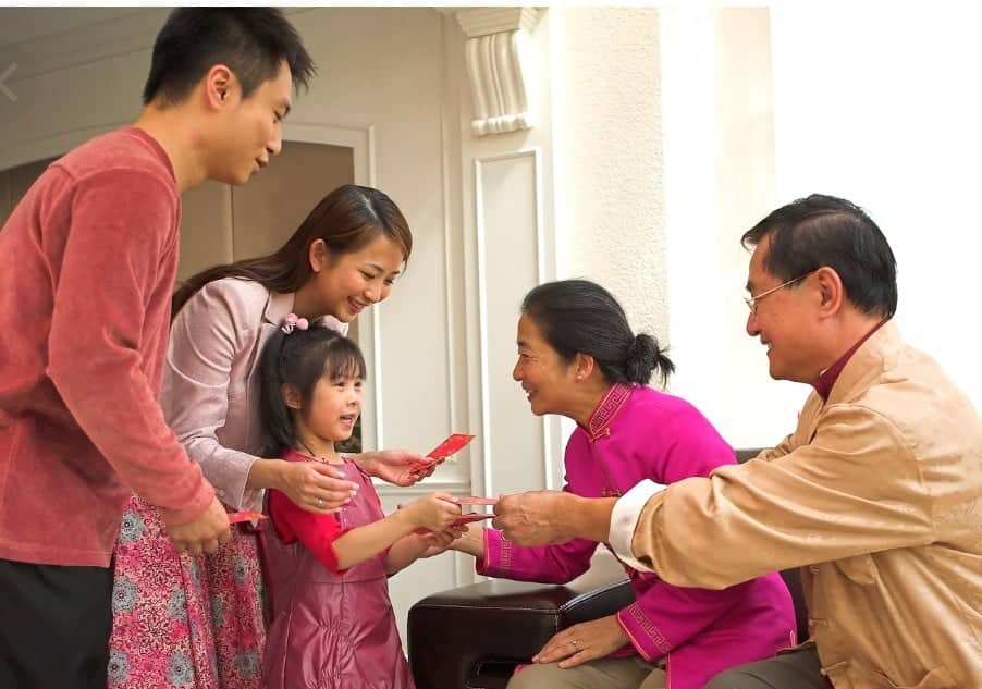 Tôi mê ăn tết Sài Gòn Lì xì là một nét văn hóa trong gia đình ngày tết. Ảnh: Internet