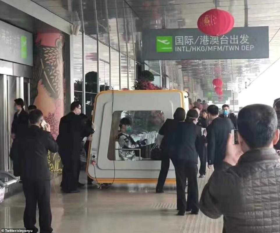 Sau Việt Nam, virus corona đã lan tới Singapore và Ả Rập Saudi Một hành khách từ Vũ Hán được đưa khỏi sân bay trong buồng cách ly đặc biệt.