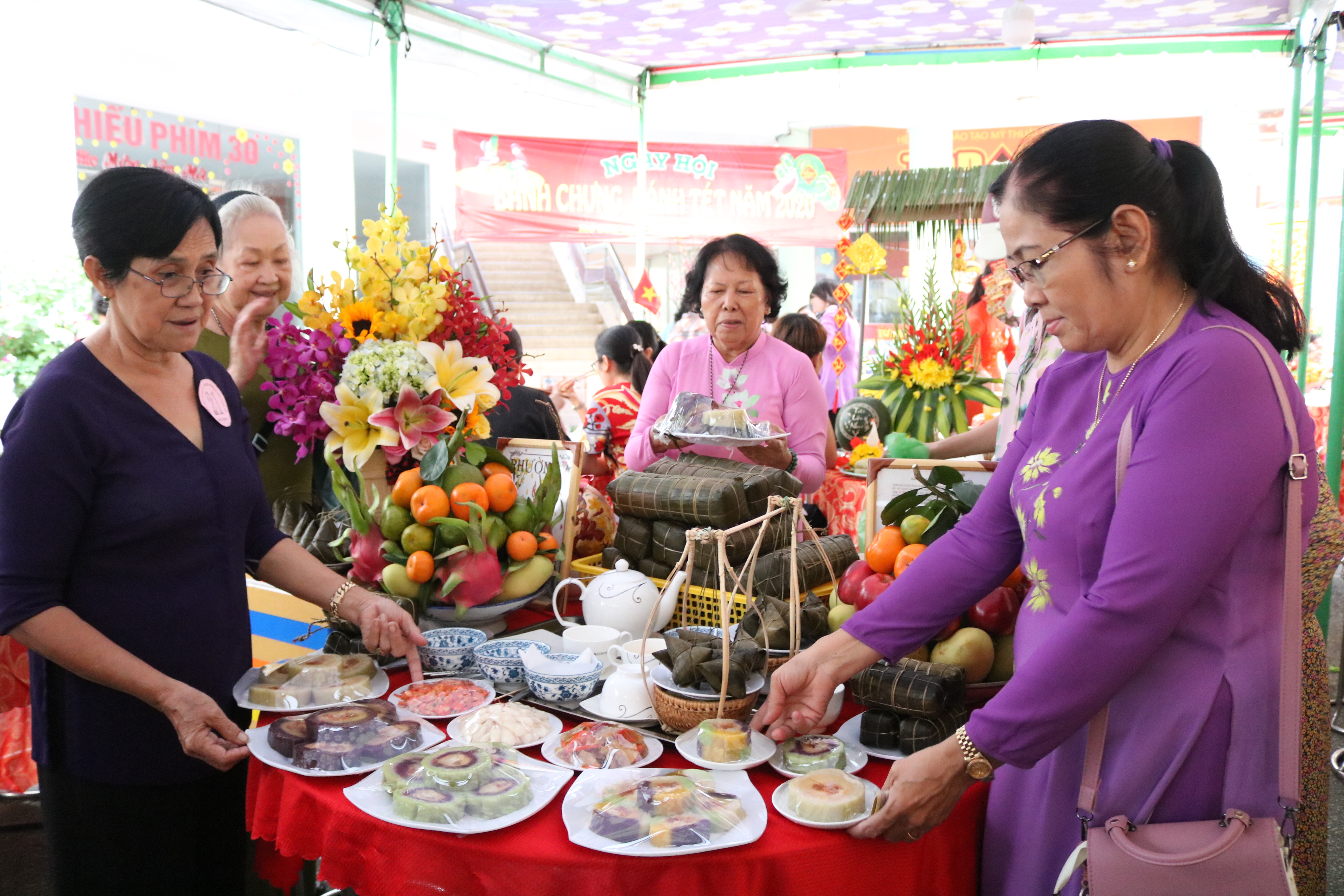 Tết ấm cho mọi nhà Những lát bánh tét đầy màu sắc được các dì làm từ nguồn nguyên liệu rau củ để dành tặng mọi nhà đón Tết.