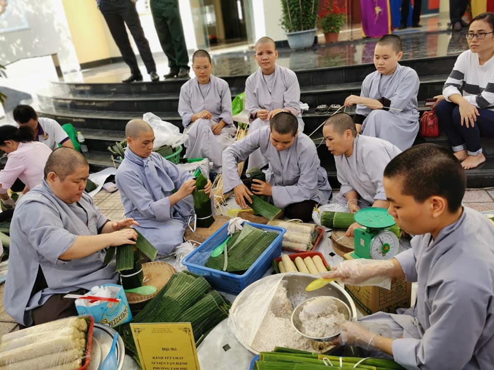 Tết ấm cho mọi nhà Cùng gói bánh để trước là dâng cúng Quốc tổ, sau san sẻ cho mọi nhà cùng vui Tết.