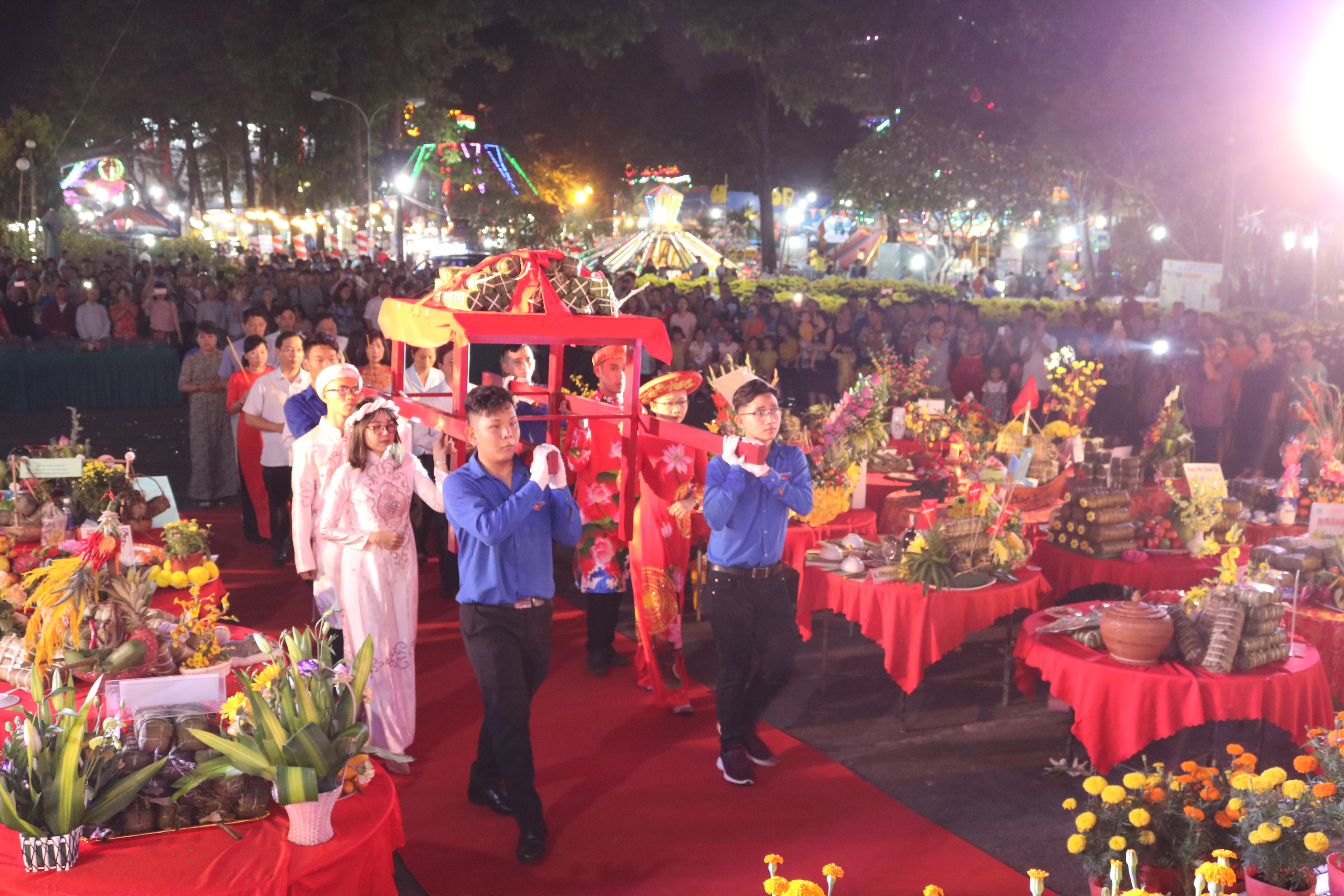 Tết ấm cho mọi nhà Nghi thức dâng cúng bánh chưng, bánh tét lên Quốc tổ Hùng Vương.