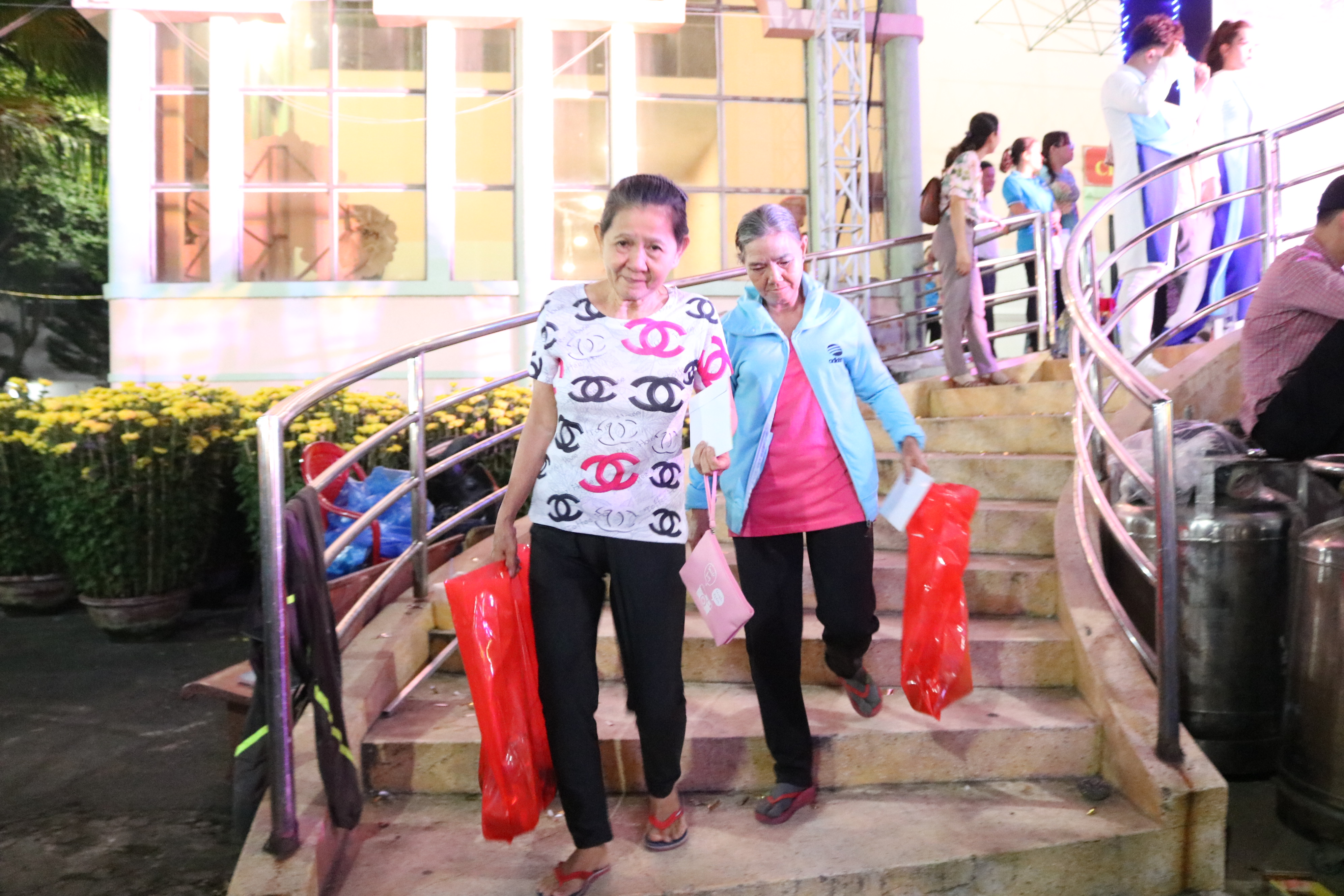 Tết ấm cho mọi nhà Niềm vui của người dân khi được nhận quà Tết mang về.