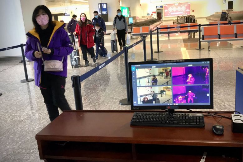 Hành khách Trung Quốc 'khoe' uống thuốc hạ sốt để qua mặt nhân viên sân bay ở Pháp Nữ hành khách khoe trên mạng WeChat rằng cô đã uống thuốc hạ sốt trước khi máy bay đáp xuống sân bay ở Pháp để tránh bị kiểm tra y tế.