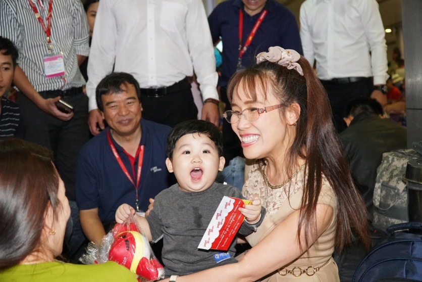 Lãnh đạo Vietjet thị sát sân bay mùa cao điểm tết Tổng giám đốc Nguyễn Thị Phương Thảo thăm hỏi hành khách đang chuẩn bị lên những chuyến bay của Vietjet để về nhà