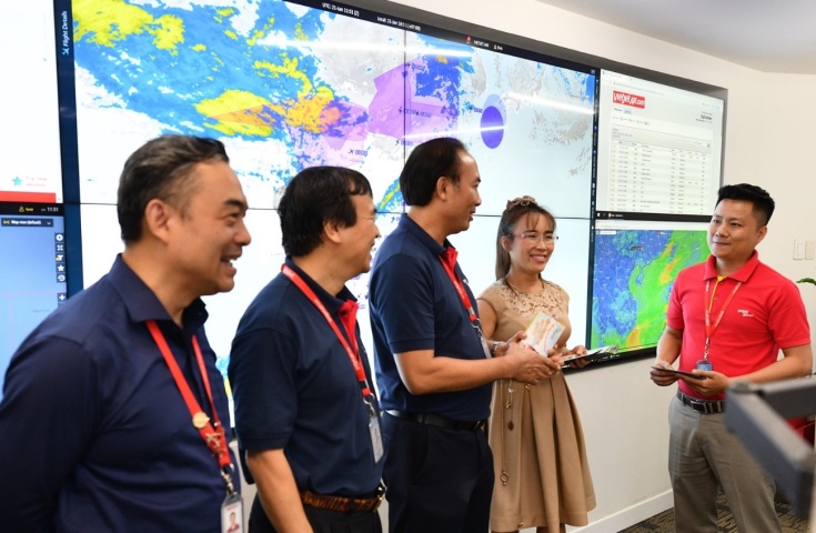 Lãnh đạo Vietjet thị sát sân bay mùa cao điểm tết Bà Phạm Thị Phương Thảo nhắc nhở Trung tâm Điều hành bay cần tập trung tối đa nhằm đảm bảo đưa hành khách về nhà trên những chuyến bay an toàn trong thời gian sớm nhất
