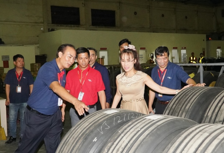 Lãnh đạo Vietjet thị sát sân bay mùa cao điểm tết Bà Nguyễn Thị Phương Thảo cùng Phó tổng giám đốc Vietjet Tô Việt Thắng (áo xanh bên trái) và Phó tổng giám đốc Nguyễn Đức Thịnh (áo xanh bên phải) kiểm tra trang thiết bị tại khu vực kỹ thuật