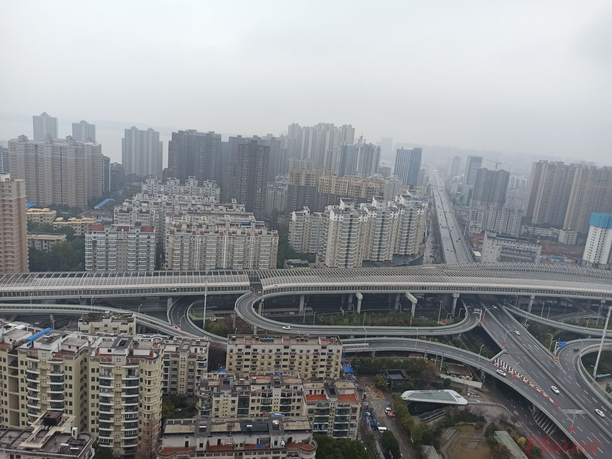 Lưu học sinh Việt Nam ở Vũ Hán thấp thỏm sắm tết cổ truyền giữa tâm dịch viêm phổi Đường phố thành phố Vũ Hán vắng tênh trong những ngày đối phó với dịch bệnh viêm phổi