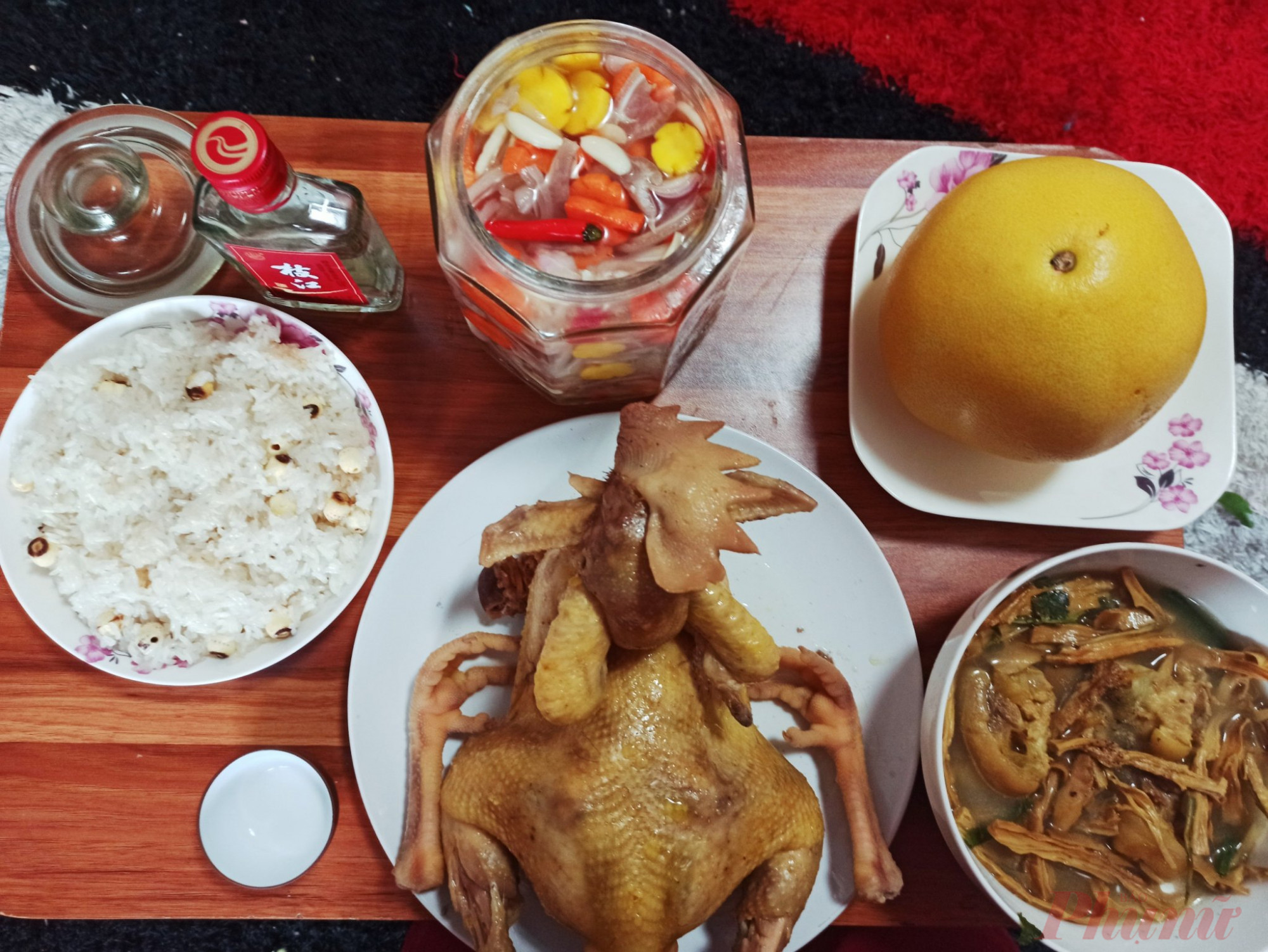 Lưu học sinh Việt Nam ở Vũ Hán thấp thỏm sắm tết cổ truyền giữa tâm dịch viêm phổi Mâm cúng tất niên đơn giản của lưu học sinh tại Vũ Hán