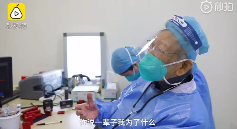 Chạy khắp các bệnh viện đưa chồng đi chữa viêm phổi do virus corona Vị bác sĩ 86 tuổi tình nguyện quay trở lại chống dịch