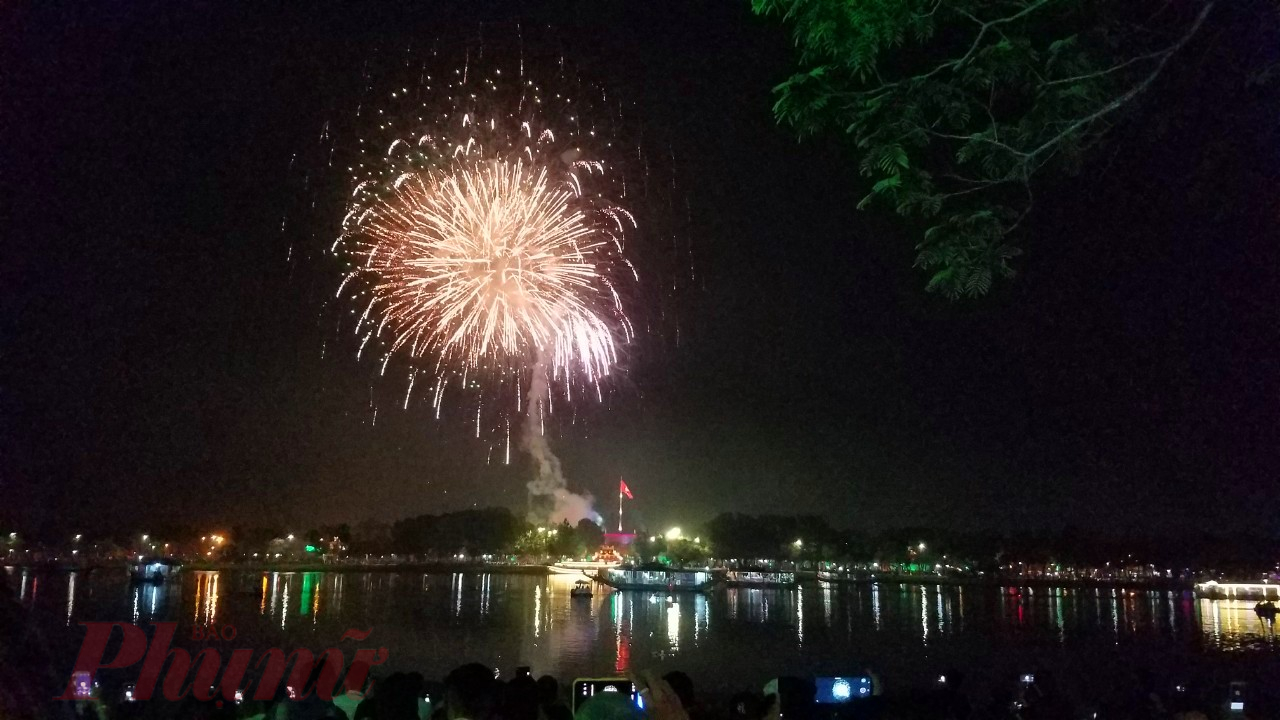 Người Sài Gòn đeo khẩu trang đón giao thừa, Hà Nội chào năm mới sau cơn mưa Hoàng thành Huế rực sáng pháo hoa trong thời khắc giao thừa mừng xuân Canh Tý