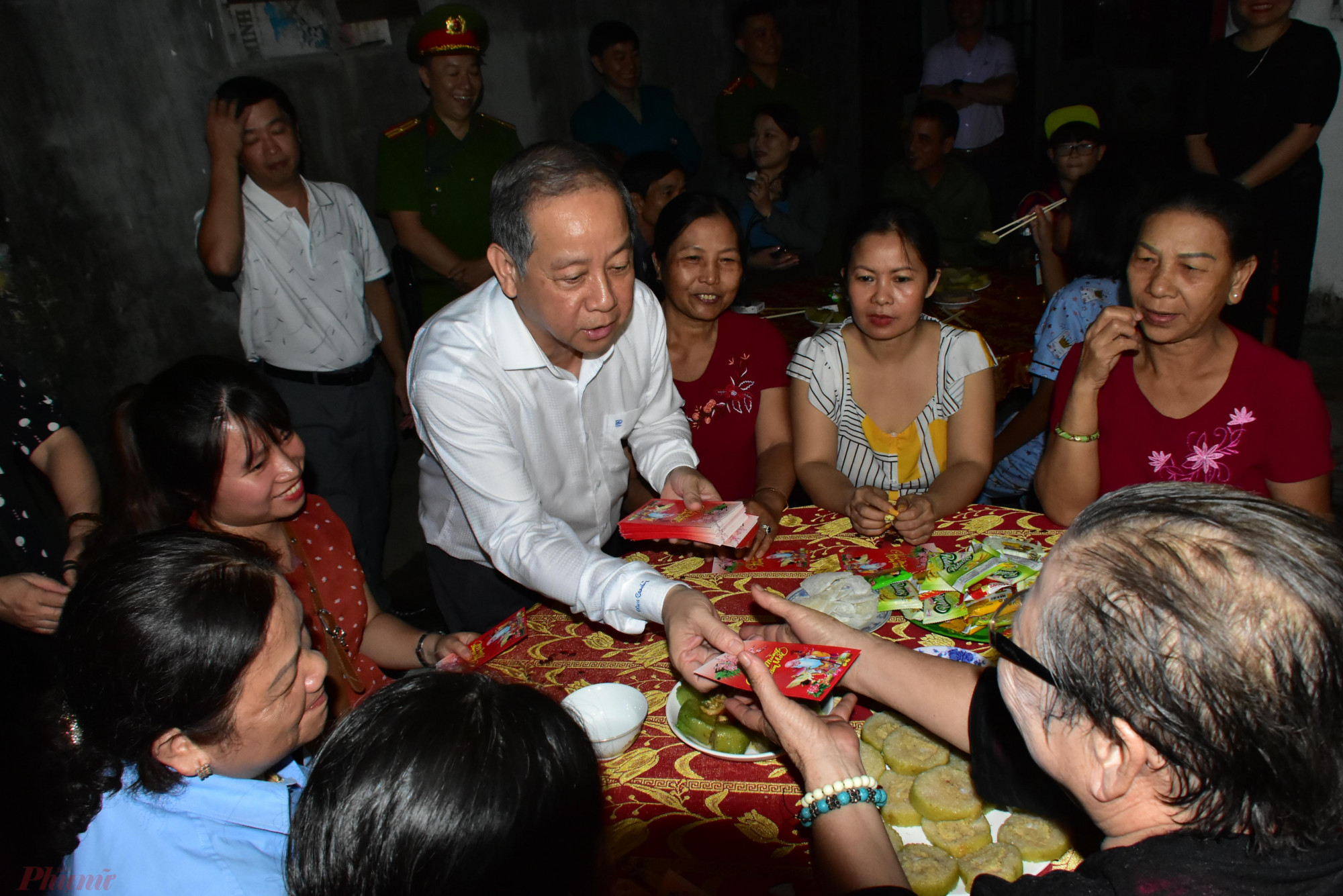 Người Sài Gòn đeo khẩu trang đón giao thừa, Hà Nội chào năm mới sau cơn mưa Ông Phan Ngọc Thọ - Chủ tịch UBND tỉnh Thừa Thiên Huế cùng đón giao thừa cùng cư dân Thượng Thành. Đây là giao thừa cuối cùng của bà con ở nơi này