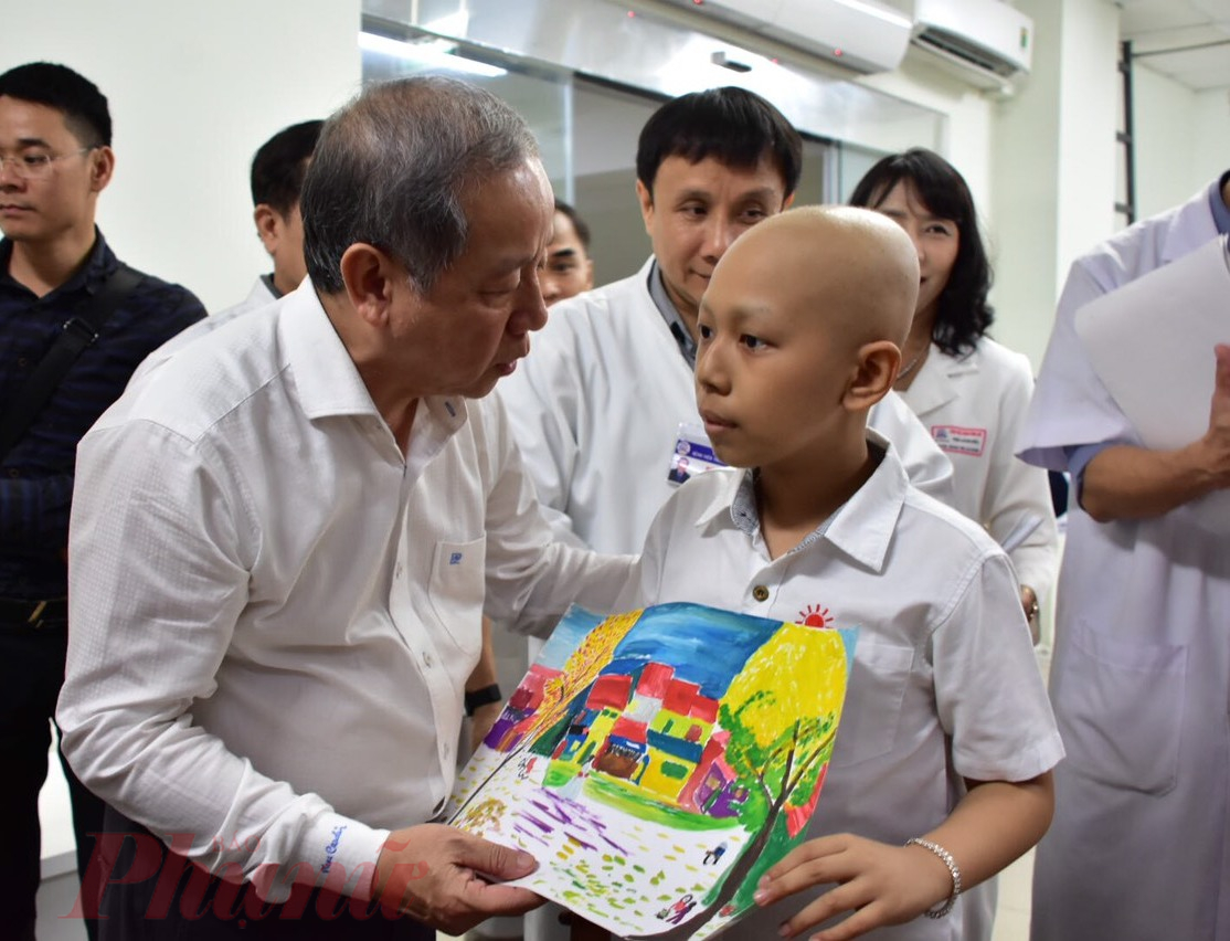 Người Sài Gòn đeo khẩu trang đón giao thừa, Hà Nội chào năm mới sau cơn mưa Trước đó, ông Phan Ngọc Thọ đã đến thăm và tặng quà cho bệnh nhi ung bứu đang điều trị tại Bệnh viện Trung ương Huế