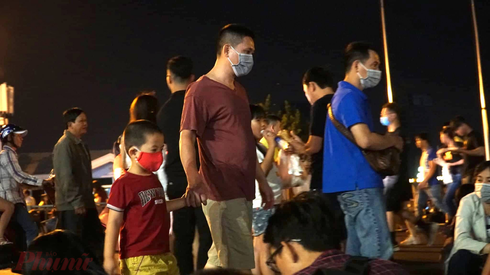 Người Sài Gòn đeo khẩu trang đón giao thừa, Hà Nội chào năm mới sau cơn mưa Những ngày qua, thông tin về dịch viêm phổi cấp vo virus 2019-nCoV khiến rất nhiều người lo lắng, đặc biệt là khi có tin phát hiện hai trường hợp dương tính với corona đang được cách ly điều trị tại Bệnh viện Chợ Rẫy