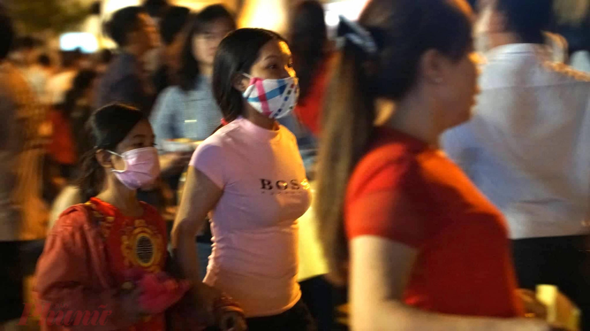 Người Sài Gòn đeo khẩu trang đón giao thừa, Hà Nội chào năm mới sau cơn mưa Xuống phố đêm giao thừa, chờ đón pháo hoa, nhiều người vẫn không quên đeo khẩu trang theo khuyến cáo của Bộ Y tế