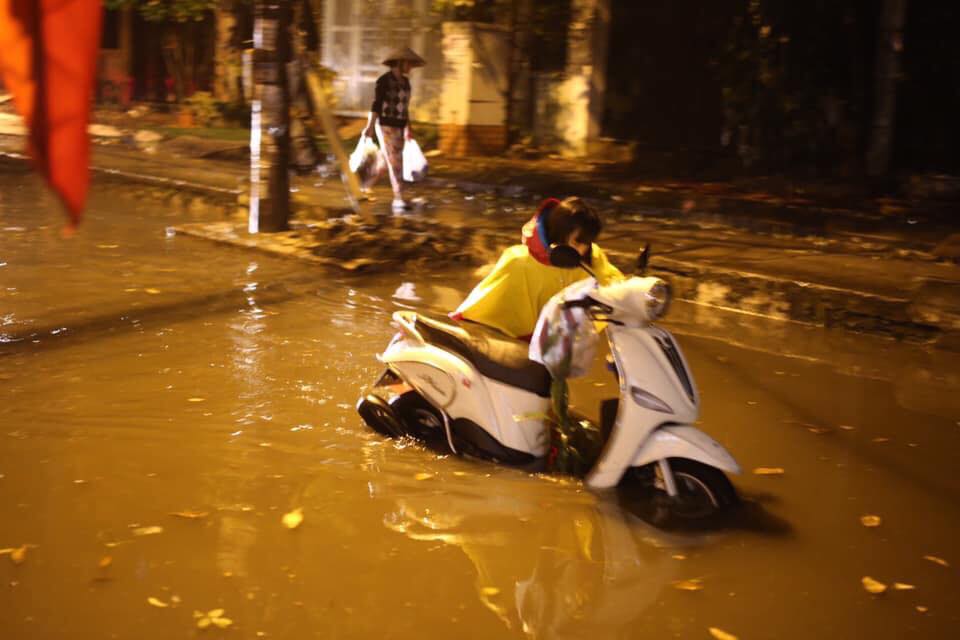 Người Sài Gòn đeo khẩu trang đón giao thừa, Hà Nội chào năm mới sau cơn mưa Nhiều con phố ngập nước, người dân phải đẩy xe trở về nhà