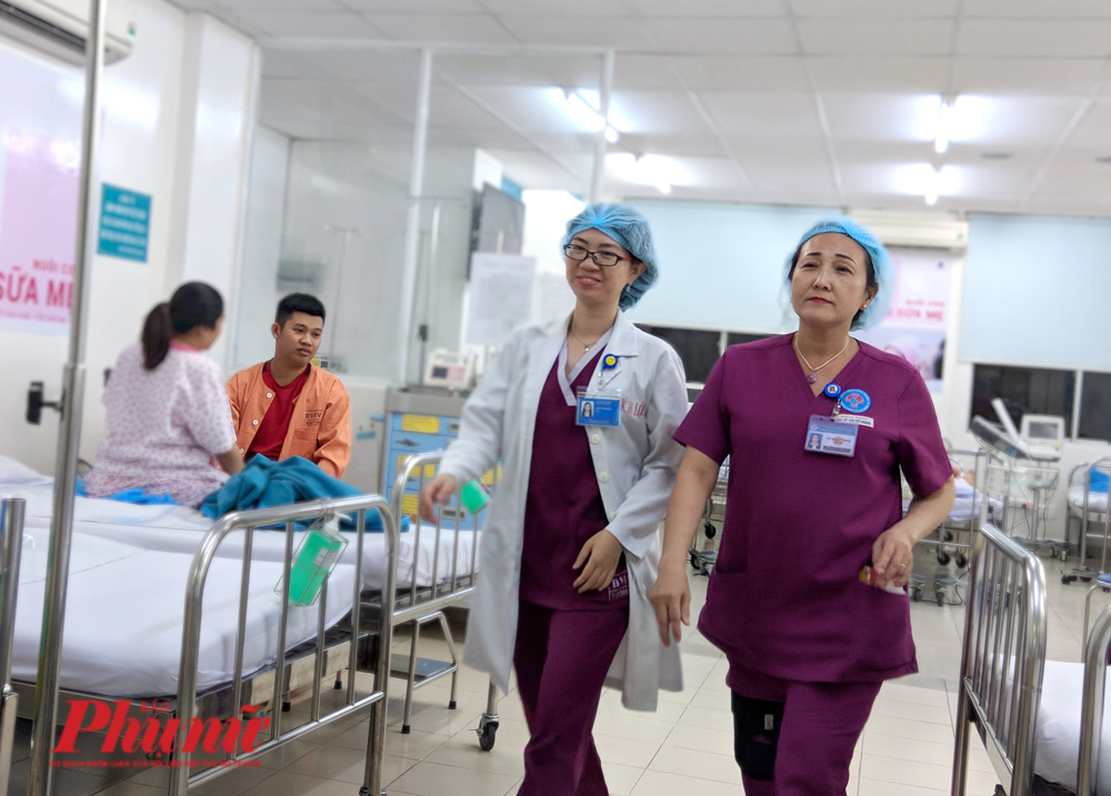 Nữ hộ sinh đọc thơ chúc xuân Canh Tý cho các mẹ bầu vào đêm giao thừa Sau khi đọc thơ chúc xuân các mẹ bầu, nữ hộ sinh Vũ Thị Tố Chinh nhanh chóng sang buồng đẻ để giúp sinh